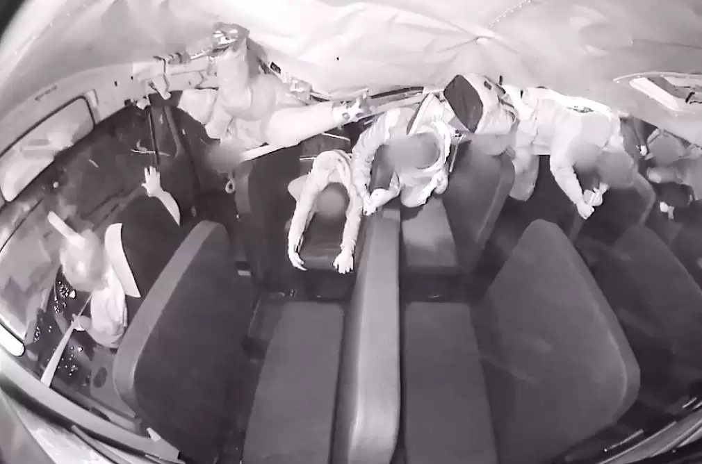 VIDEO. Momentul în care un autobuz cu elevi se răstoarnă, surprins din interior