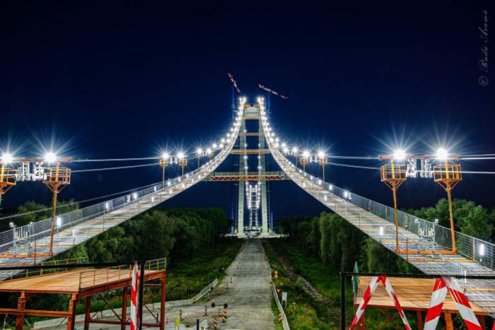 VIDEO. Pe podul peste Dunăre de la Brăila se lucrează și noaptea. Deschiderea, în 2022