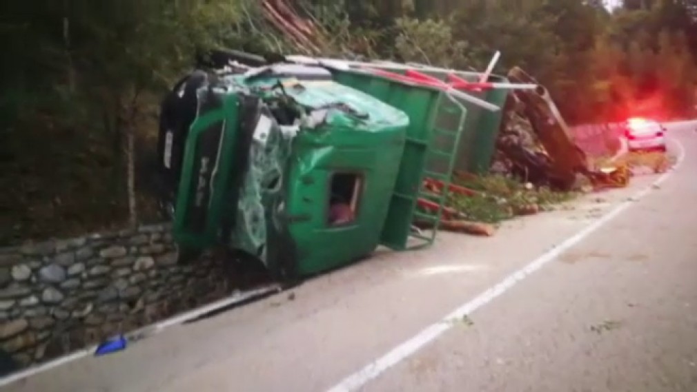 Un camion cu patru persoane în cabină, răsturnat pe Transalpina