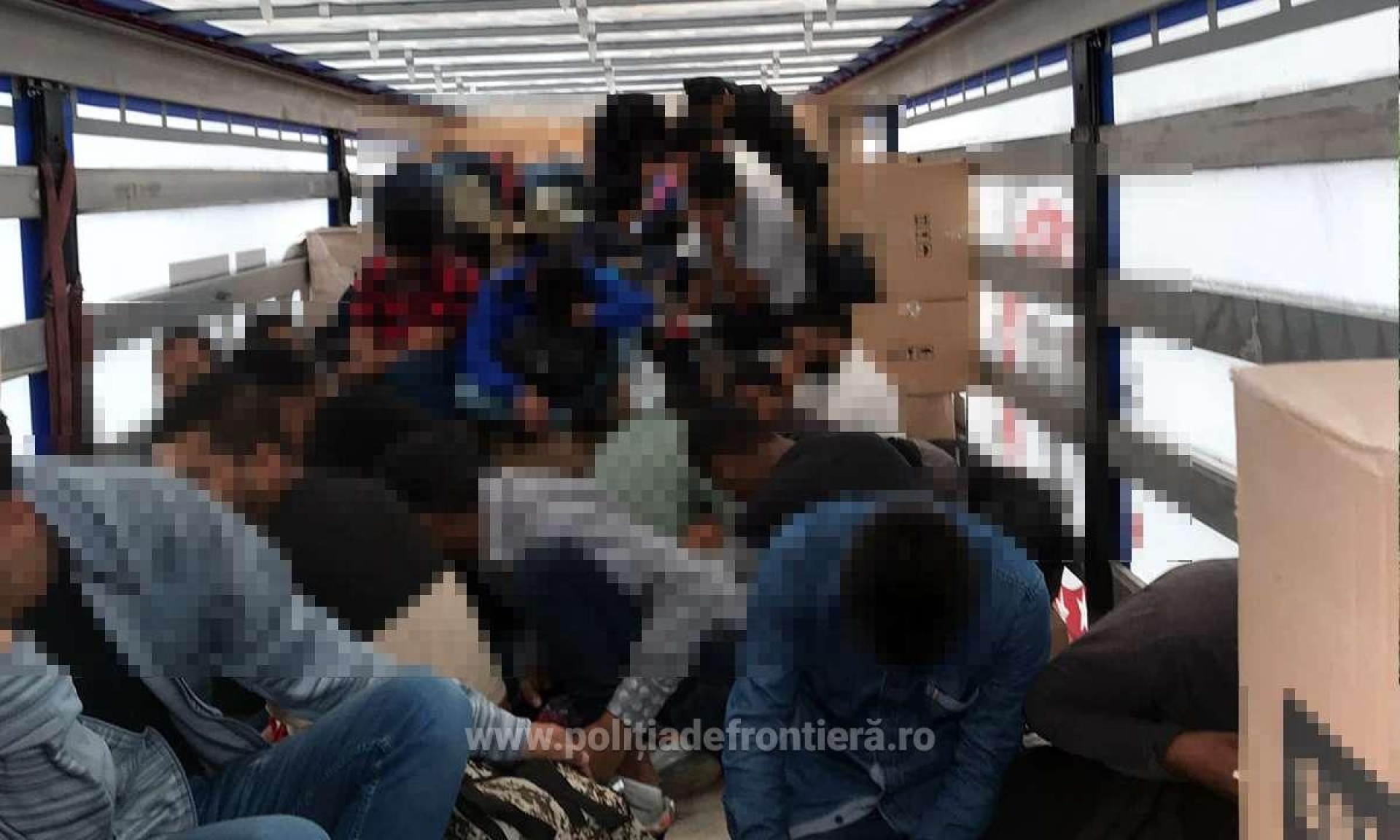 Migranți ilegal, găsiți ascunși printre mobile în camioane
