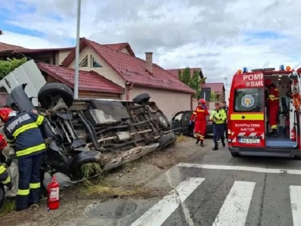 Un microbuz s-a răsturnat pe șoseaua de centură a municipiului Bistrița