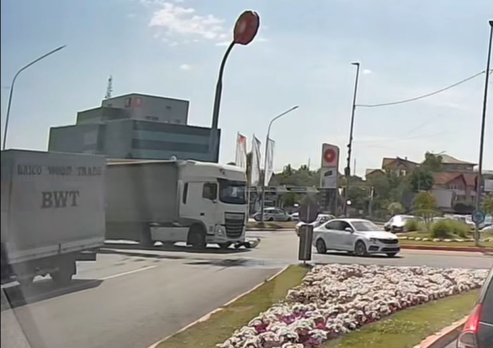 Un pieton de 90 de ani, lovit grav de camion
