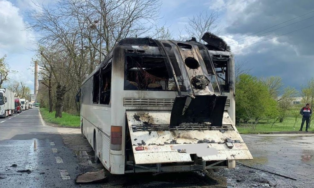 Un autocar cu 40 de oameni la bord a luat foc în mers