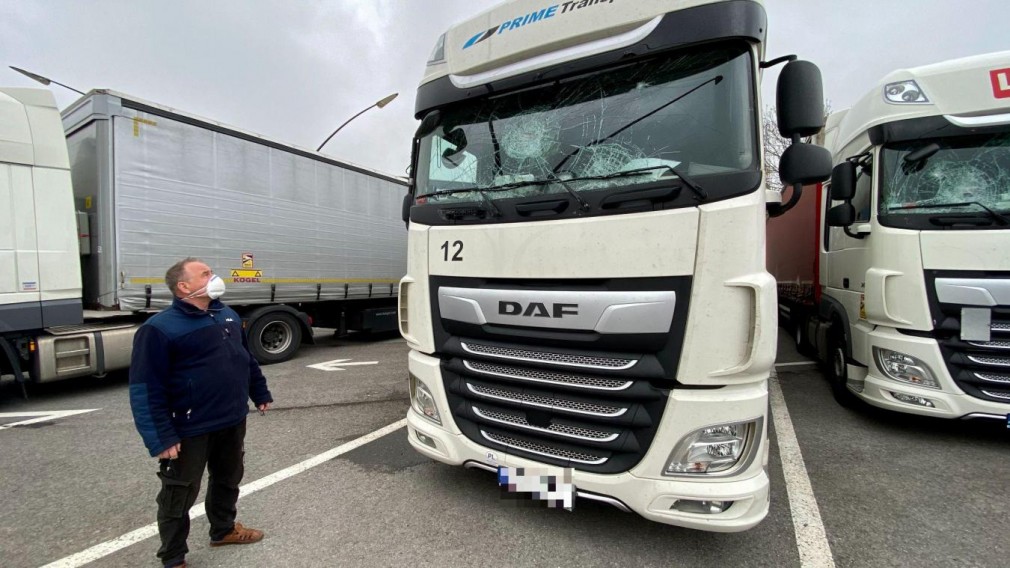 Șofer de camion atacat de migranți în portul Calais: „Mi-a fost frică pentru viața mea”