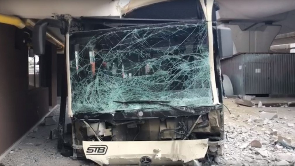 VIDEO: Imagini noi cu autobuzul RATB care se izbește de un bloc