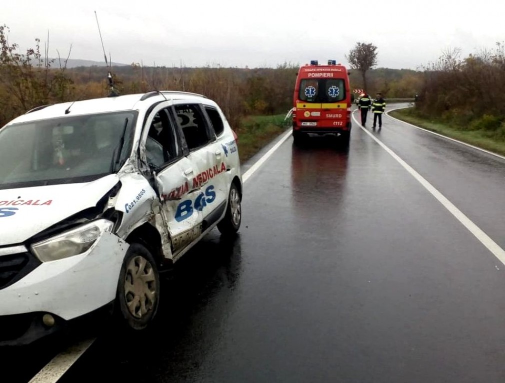 Un şofer de camion a oprit la 11 kilometri după ce a lovit o ambulanţă plină cu pacienţi