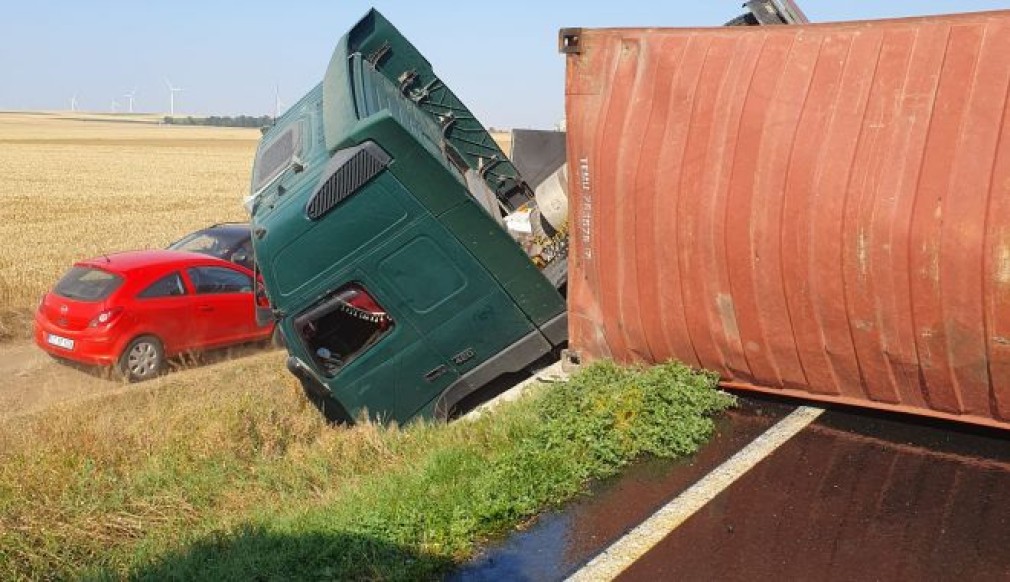 Un camion încărcat cu ulei alimentar s-a răsturnat în Constanța