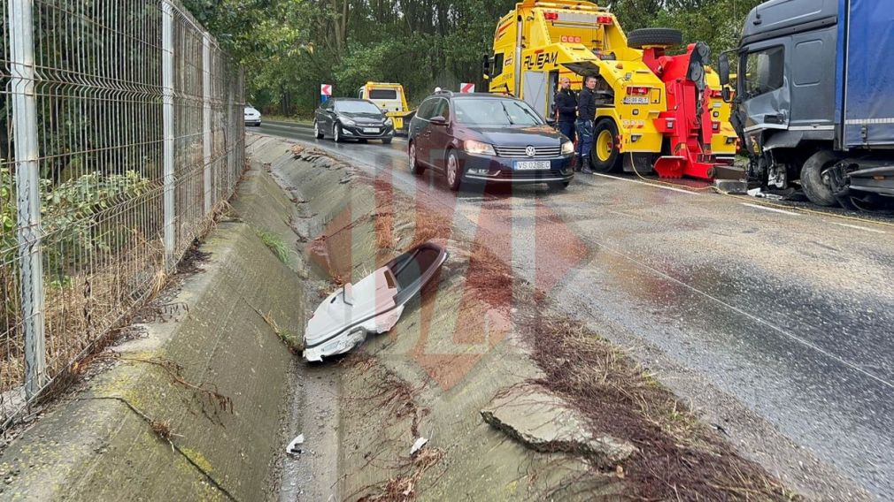 A depășit neregulamentar și a produs un accident. Un camion, implicat