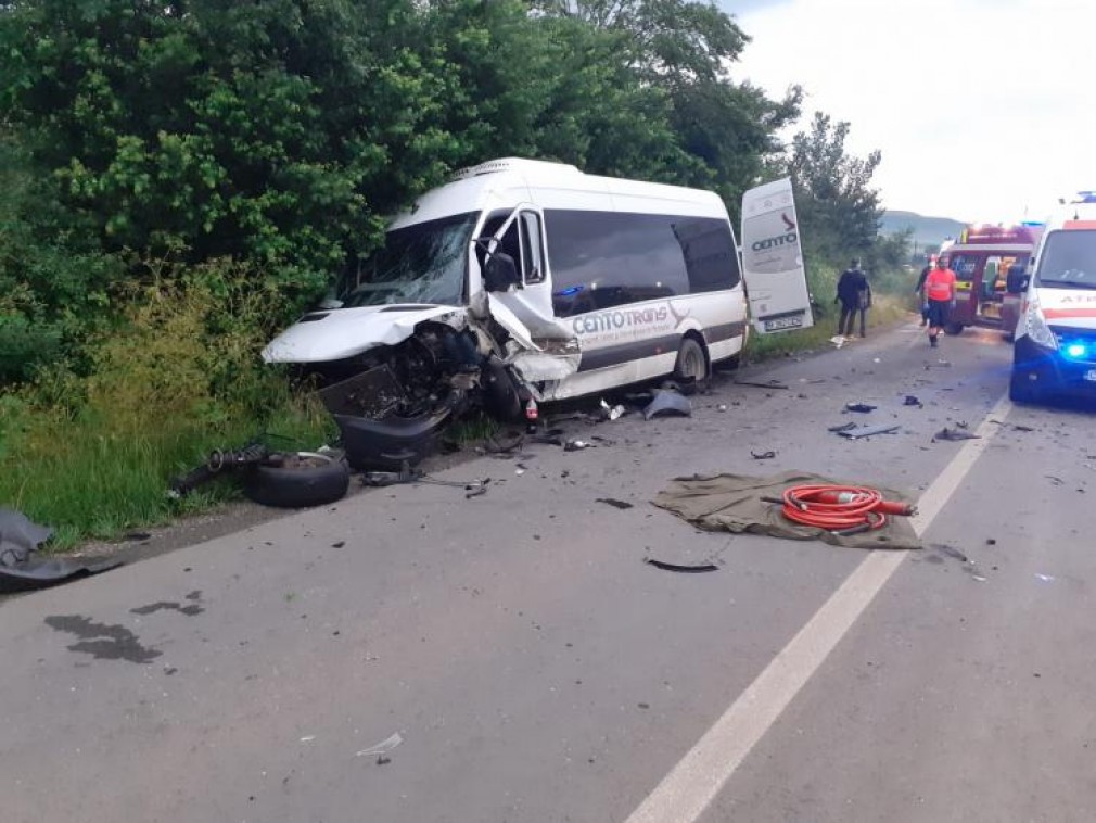 Şapte persoane rănite în urma unui accident dintre un microbuz şi un autoturism