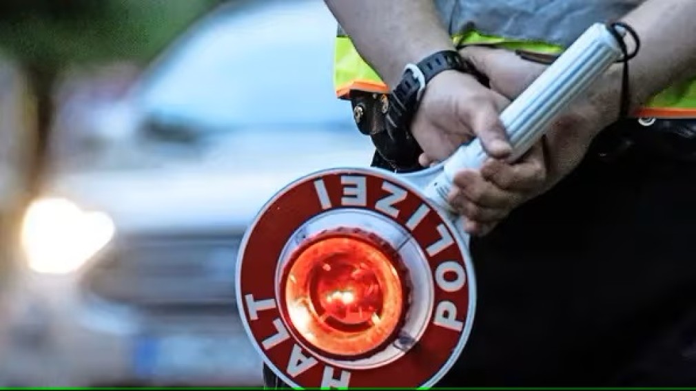 Germania. Șofer profesionist român, jefuit de trei bărbați îmbrăcați în polițiști