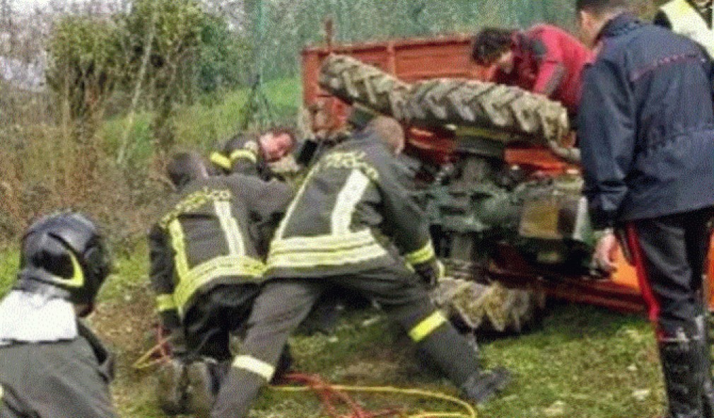 Român, mort pe loc, zdrobit de tractor în Italia