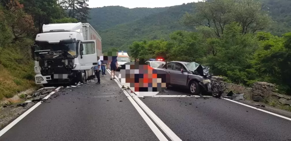 A lovit un CAMION care circula regulamentar: un mort