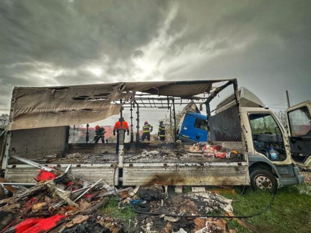 Două camioane încărcate cu anvelope au luat foc în Dâmbovița