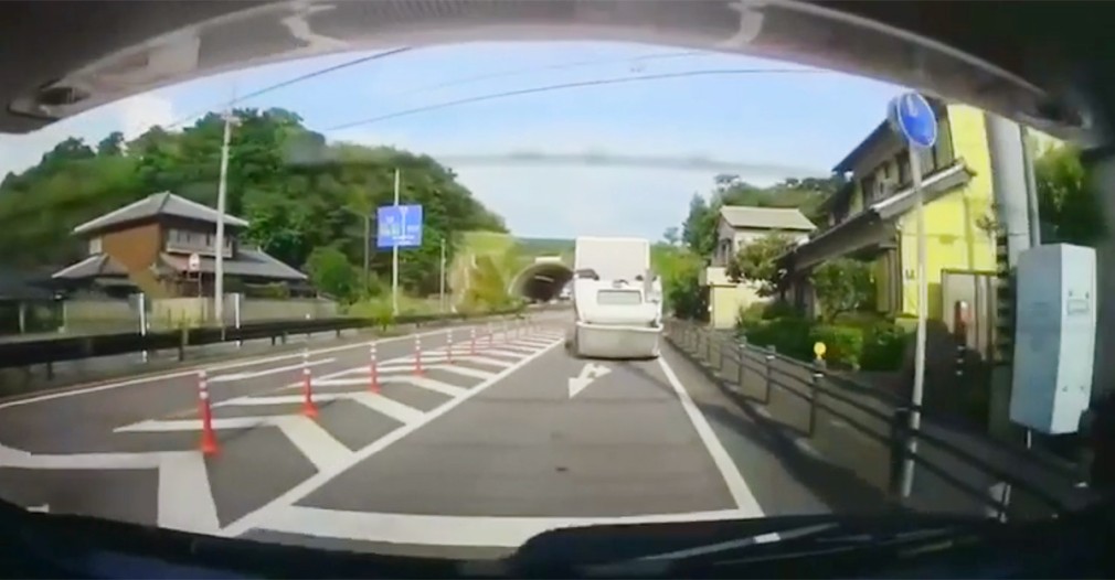 VIDEO Șofer de camion a pierdut controlul camionului, după ce i s-a rabatat cabina