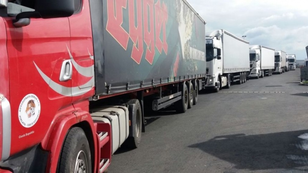 Aglomerație la vama Isaccea. Peste 300 de camioane așteaptă să treacă Dunărea cu bacul în Ucraina