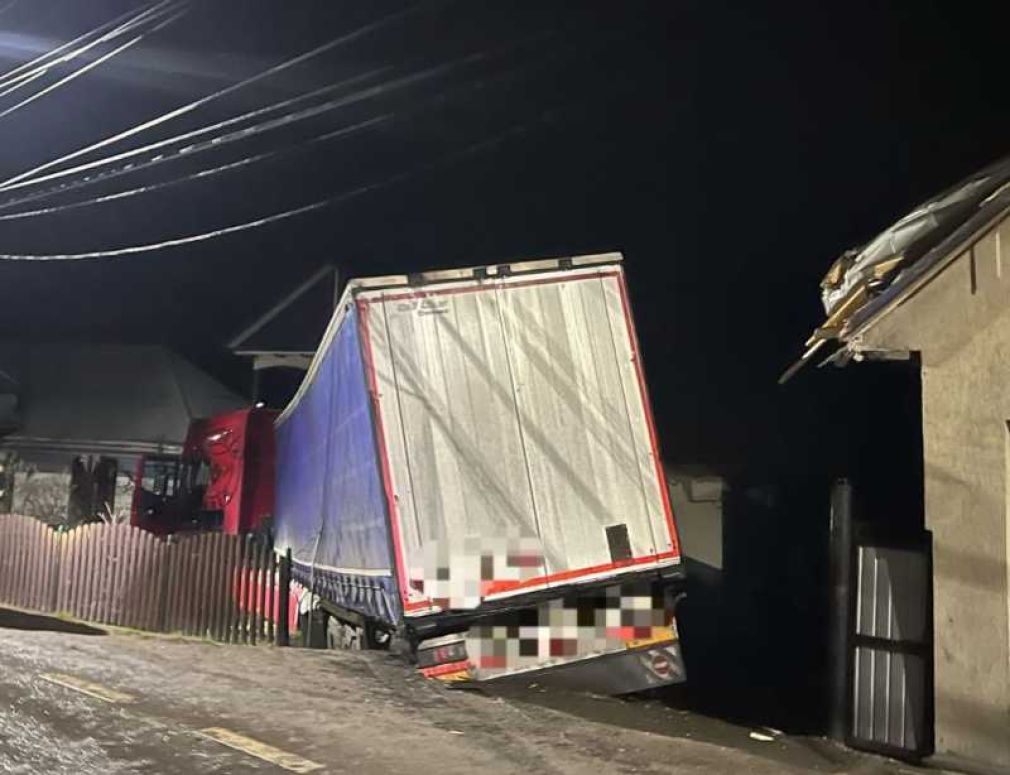 Un camion cu apă plată a intrat în casa unui om