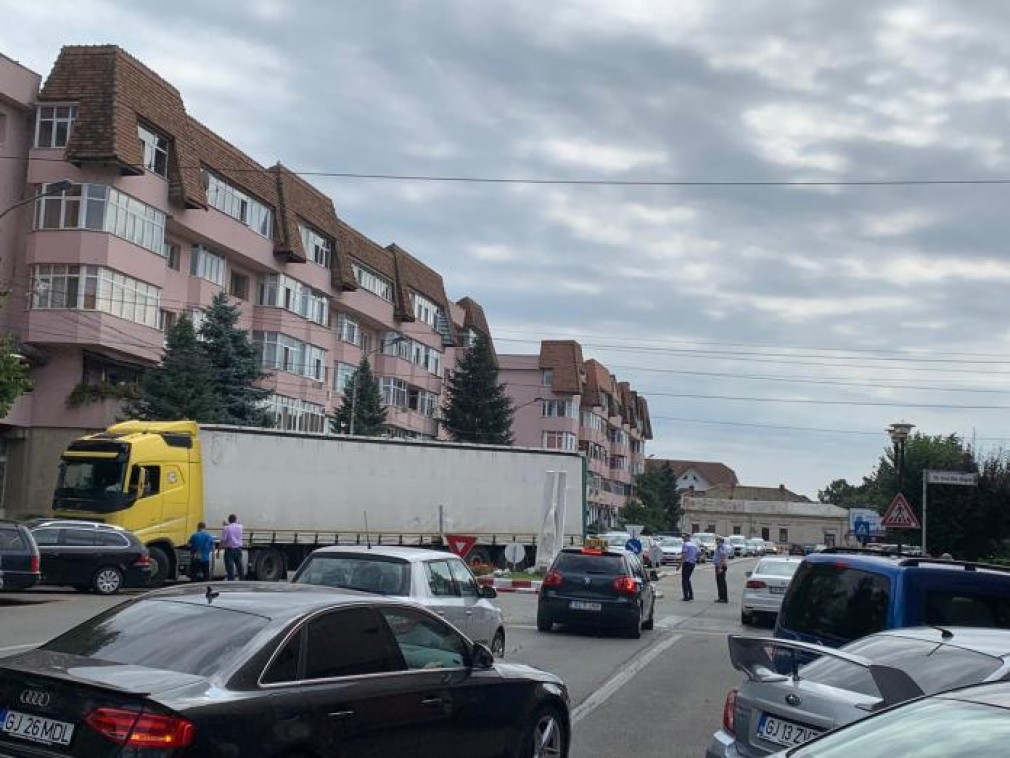 870 de lei amendă pentru un șofer al cărui camion care a rămas blocat pe o stradă din Târgu Jiu