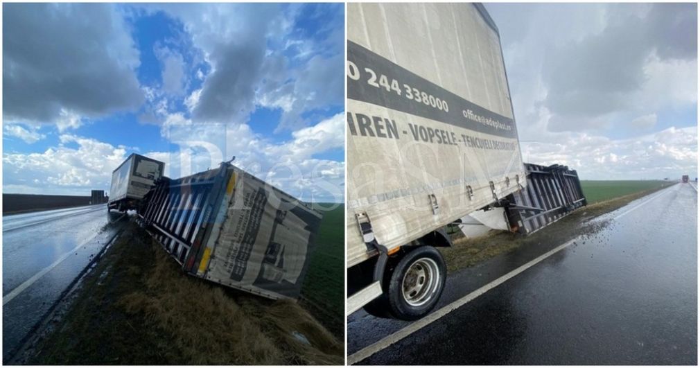 Remorca unui camion a fost răsturnată de vânt