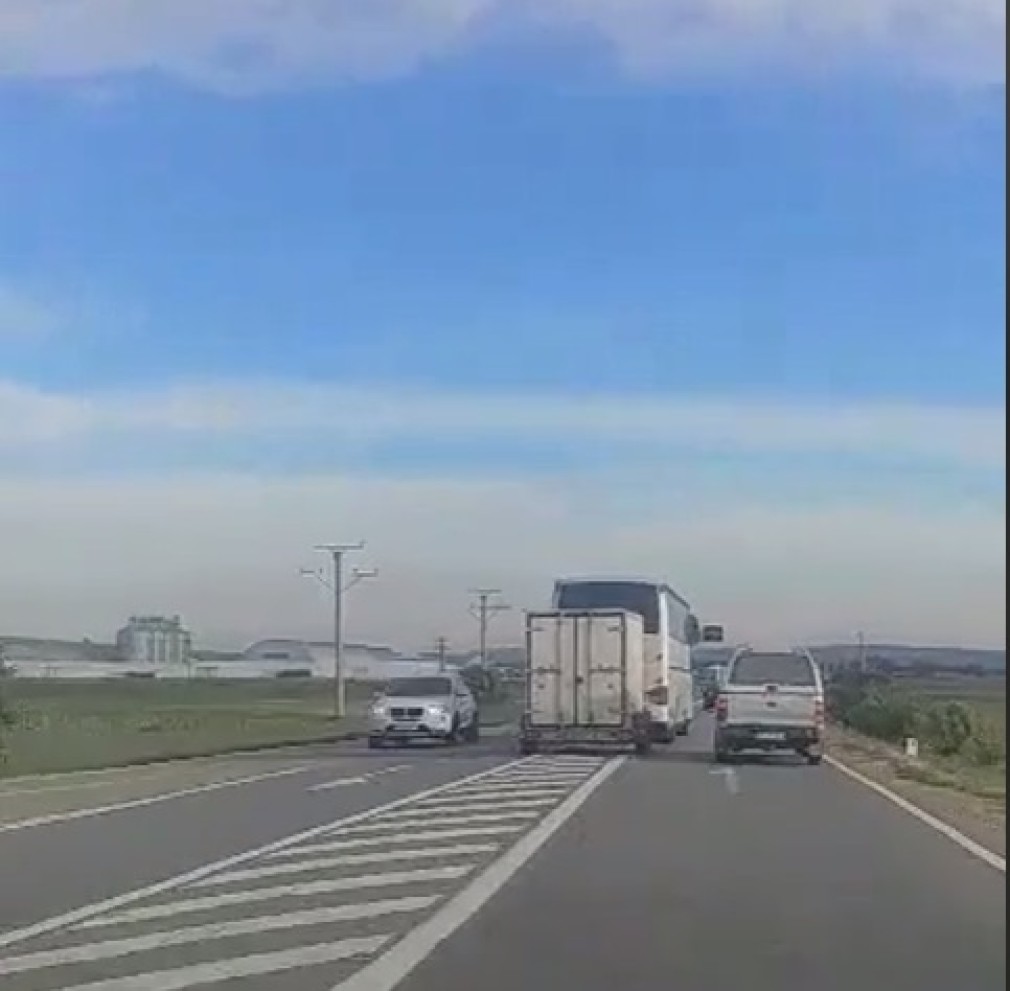 VIDEO Un autocar depășește pe linie continuă și riscă să lovească în plin două mașini