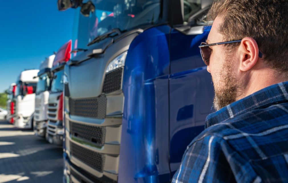 UE nu își poate permite să întrerupă implementarea stațiilor de încărcare pentru vehicule grele cu emisii zero