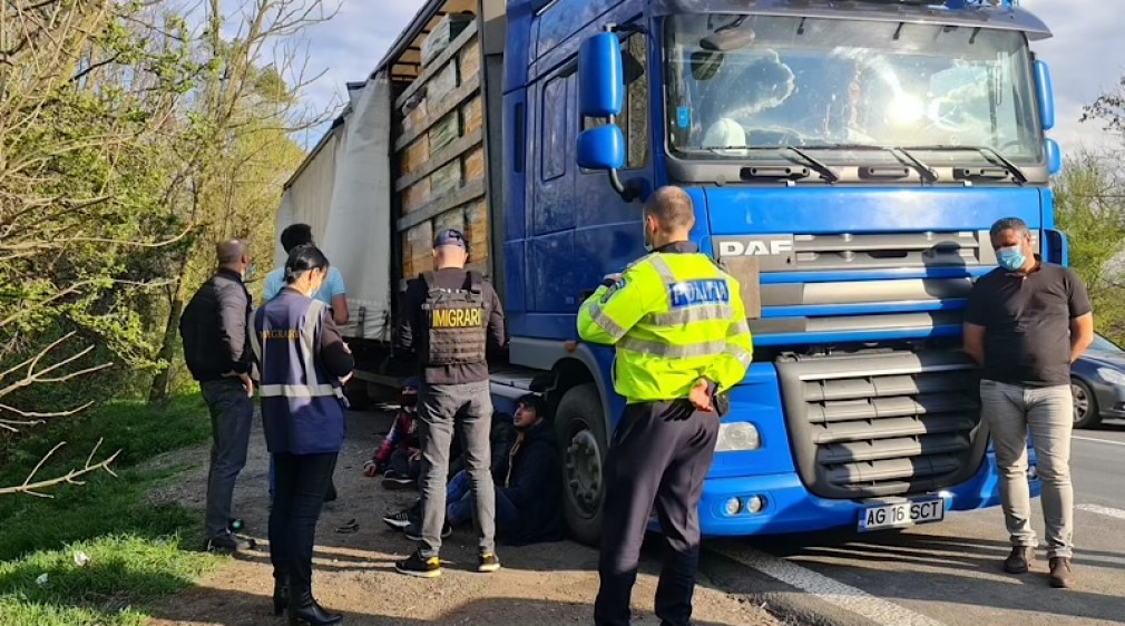 Șofer de camion, oprit cu focuri de armă în Argeș. Transporta migranți ascunși în remorcă