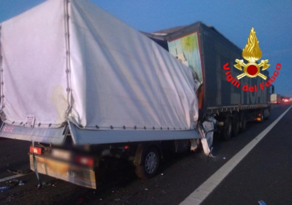 Șofer român, mort în Italia după ce s-a izbit cu camionul într-o remorcă