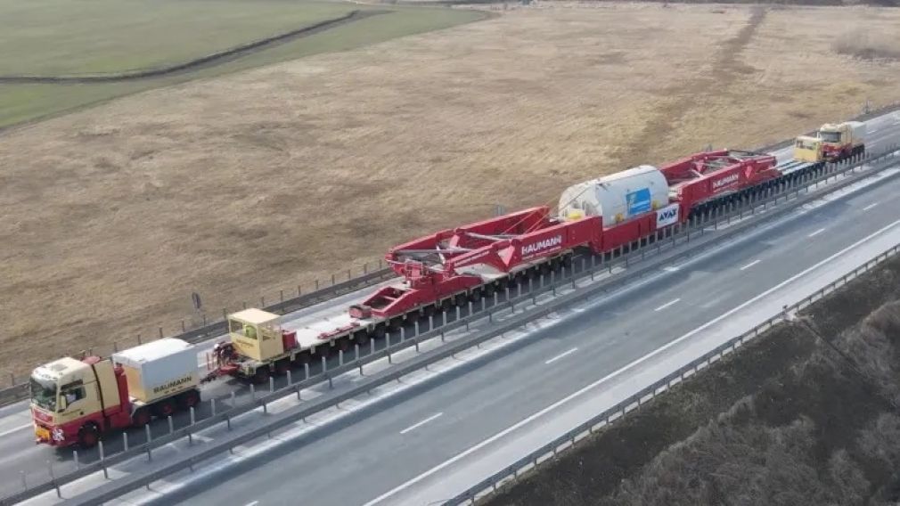 Un camion de 48 de metri și 121 de tone vine spre Cluj în această seară