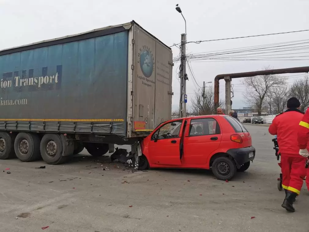 Doi răniți la Constanța după un acident în care a fost implicat un camion