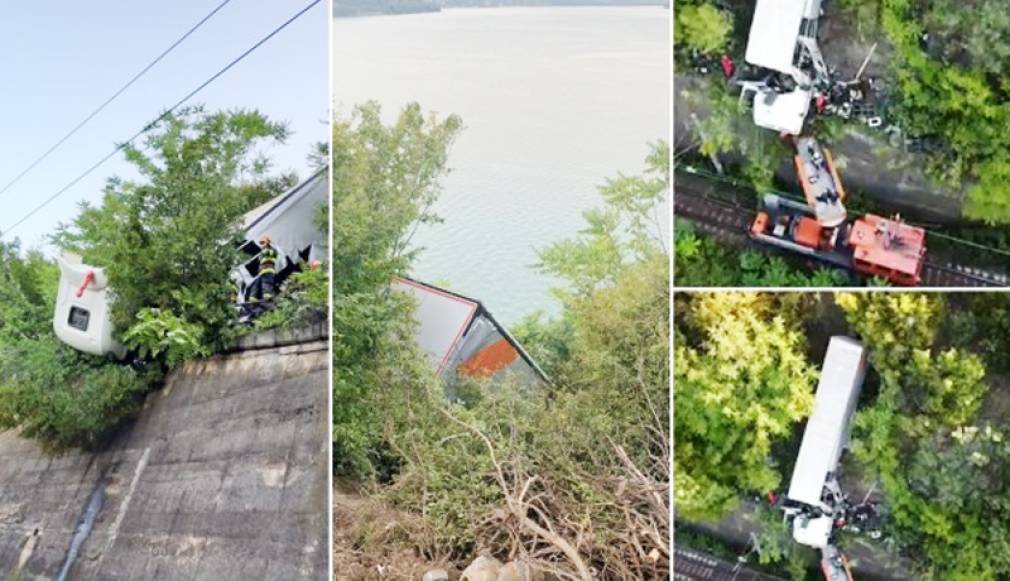 VIDEO. Scoaterea din prăpastie a camionului din Orşova