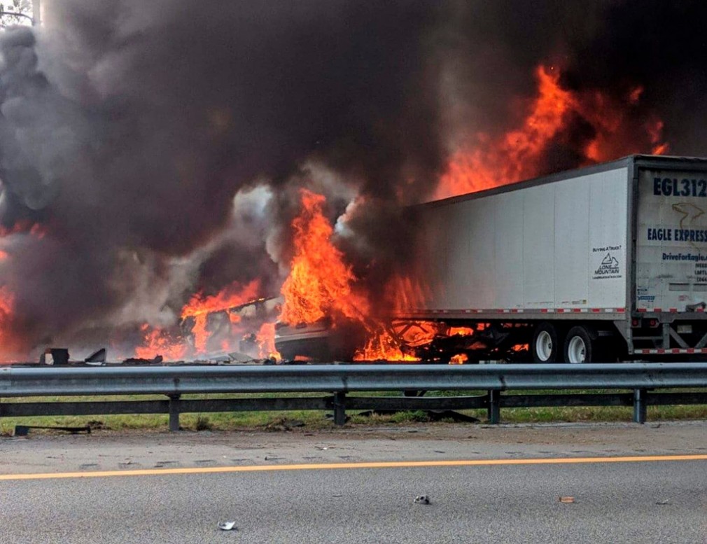Cinci copiii au murit, după ce două camioane au luat foc pe o autostradă