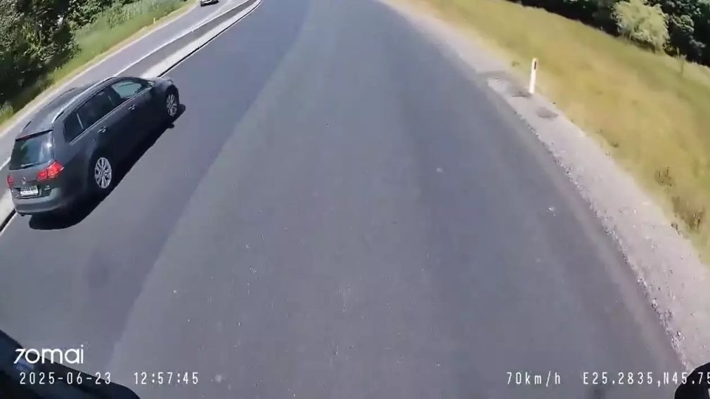 VIDEO O mașină îi taie fața unui camion. Șoferul l-a urmărit în parcare