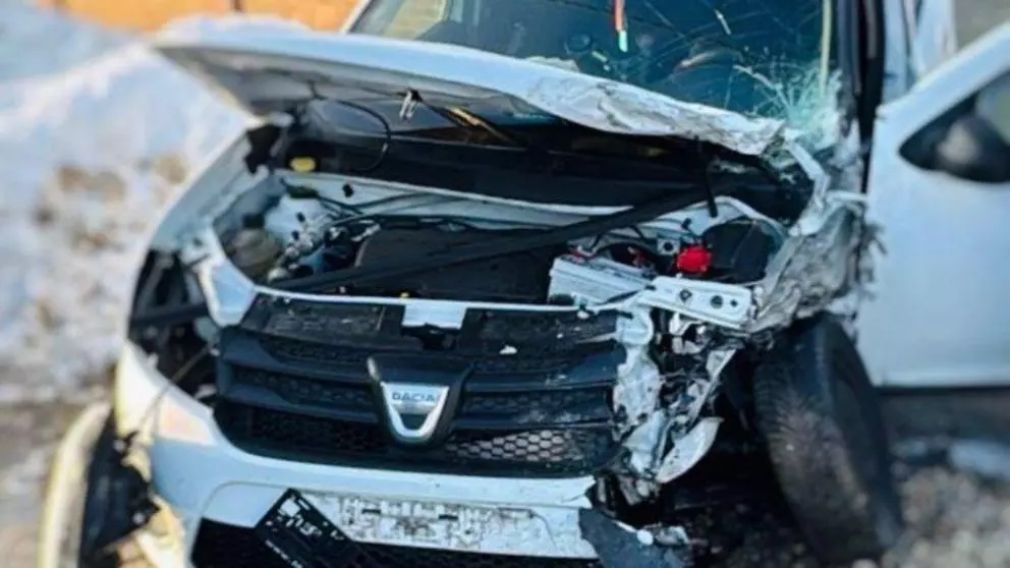 Accident grav între un camion și un autoturism. O femeie e la spital