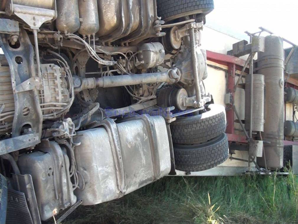 Un camion plin cu paturi s-a răsturnat