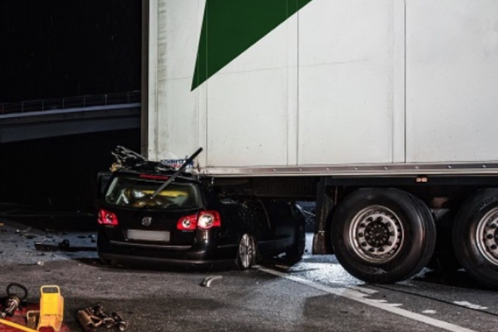 Doi români, morți după ce mașina lor s-a izbit de un camion răsturnat