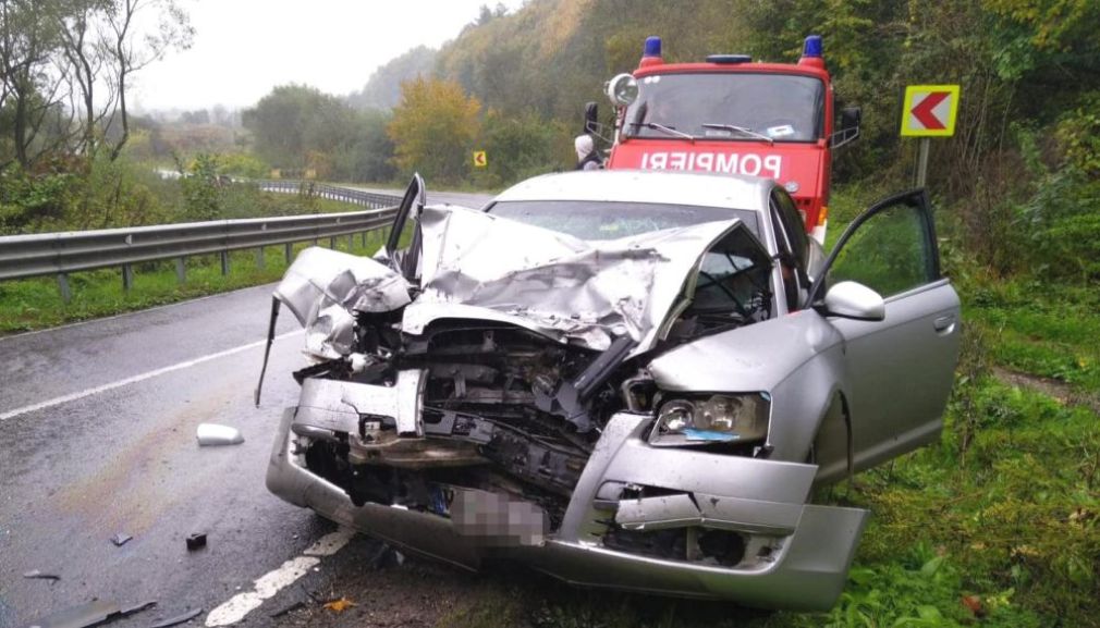 Un Audi a fost făcut „armonică” de un camion