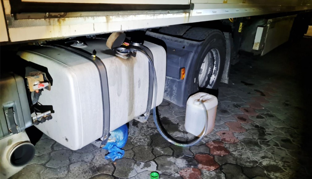 Ploiești: Șofer profesionist, prins când fura motorină din rezervorul camionului