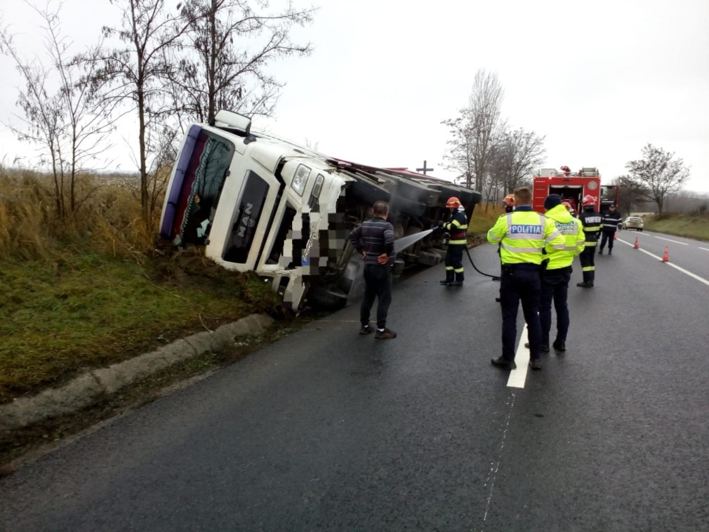 Iași. Un șofer profesionist beat s-a răsturnat cu camionul