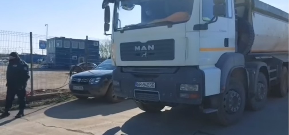 VIDEO Poliția a confiscat un vehicul care transporta deșeuri din construcții