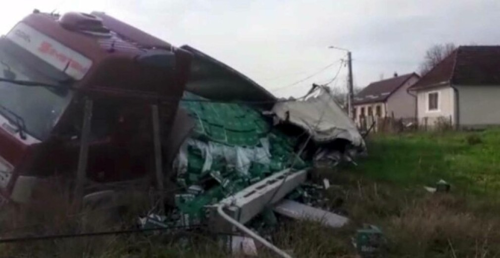 VIDEO. Un șofer profesionist băut s-a răsturnat cu camionul pe șosea în Bistrița