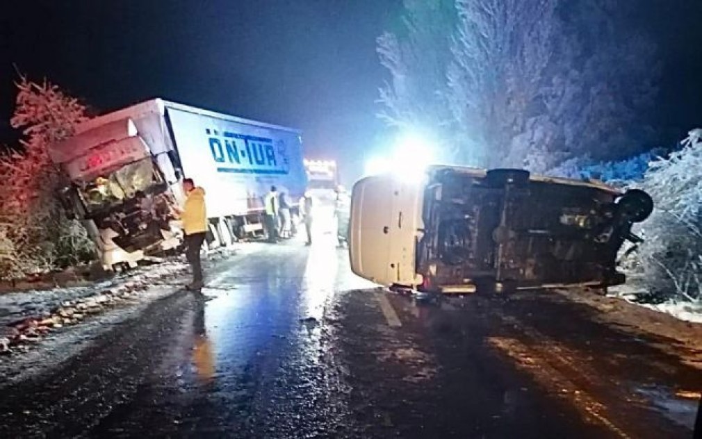 Un mort după coliziunea frontală dintre un camion și o autoutilitară