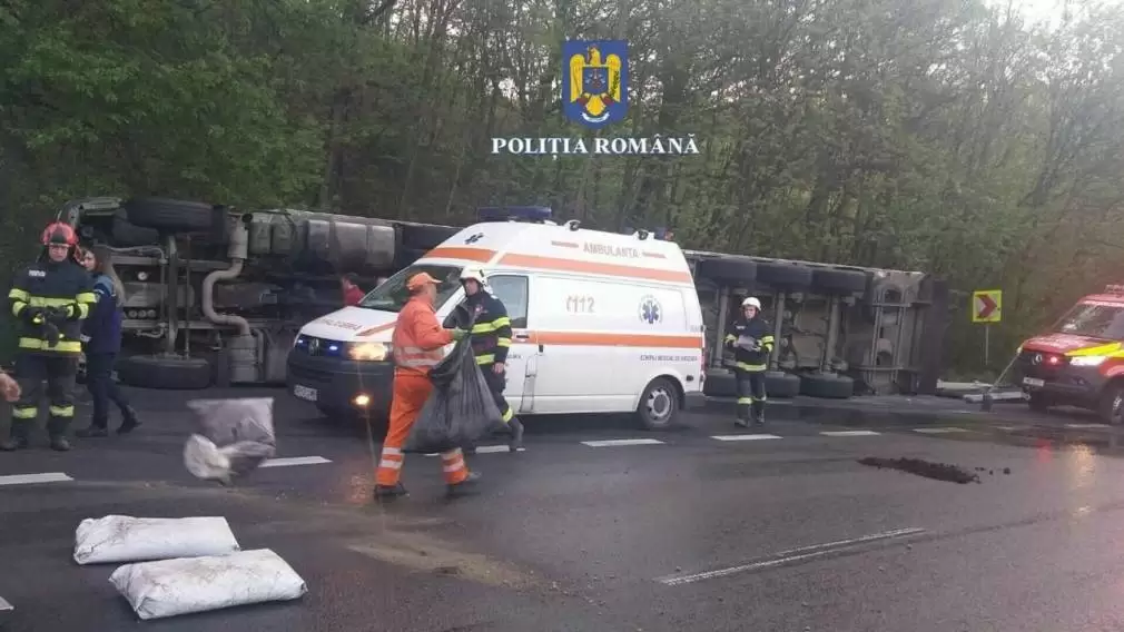 Trafic blocat după ce un camion s-a răsturnat. Se așteaptă în coloană