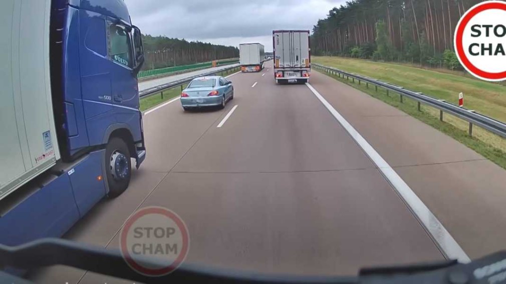 VIDEO Un șofer kamikaze frânează periculos în fața unor camioane
