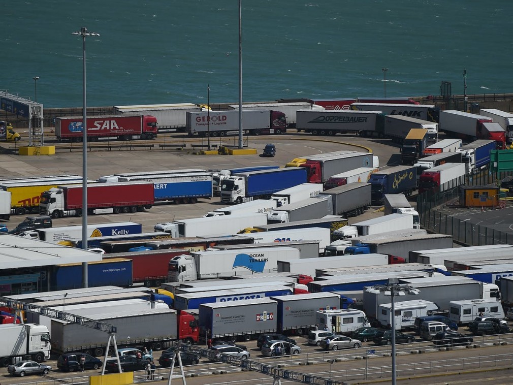 Șoferii de camion care stau 10 zile în Marea Britanie, obligați să facă 3 teste COVID