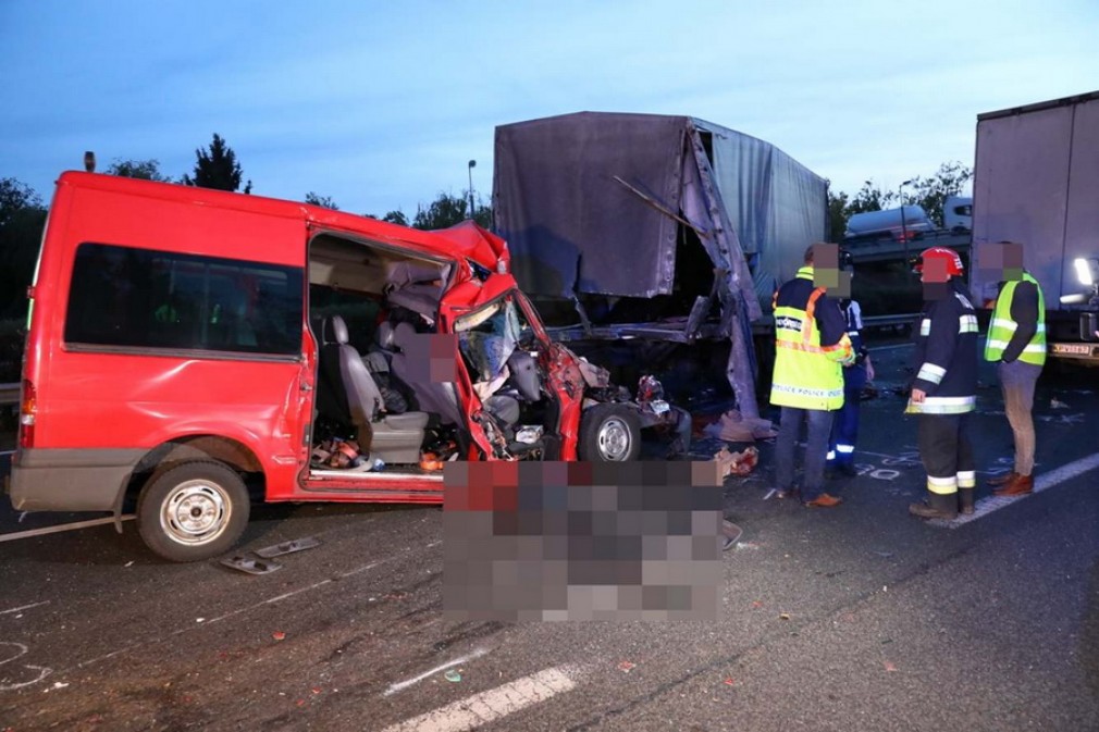 Cinci români au murit, după ce un microbuz a lovit un camion în spate pe autostradă în Ungaria