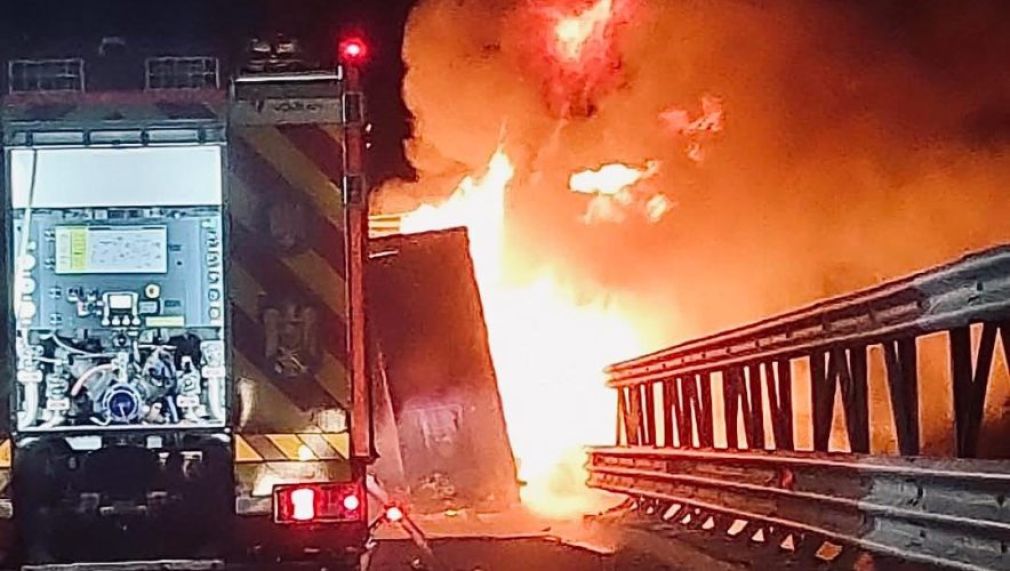 Remorca unui camion a luat foc în cursul nopții