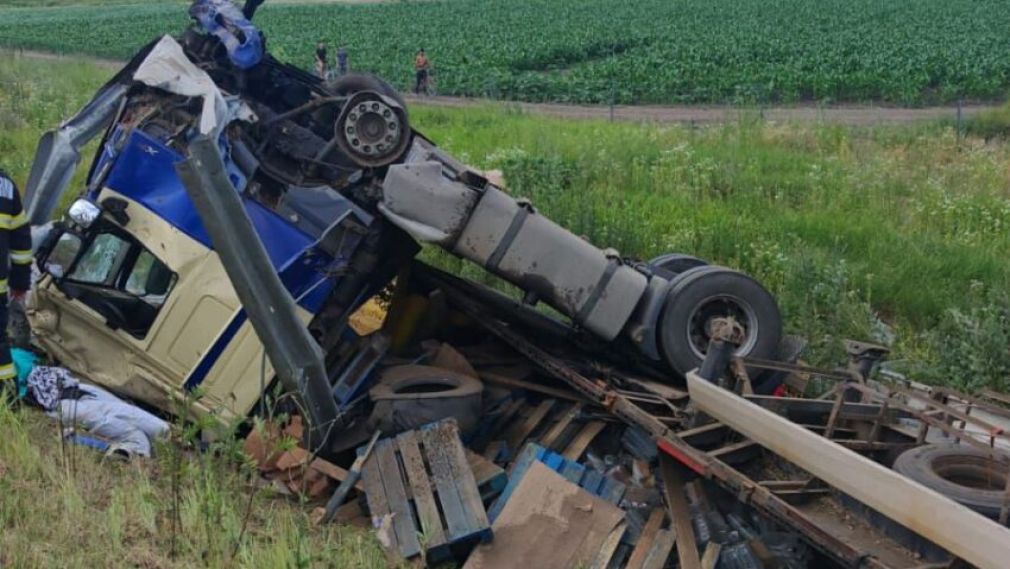 Un camion a ajuns cu roțile în sus pe Autostradă