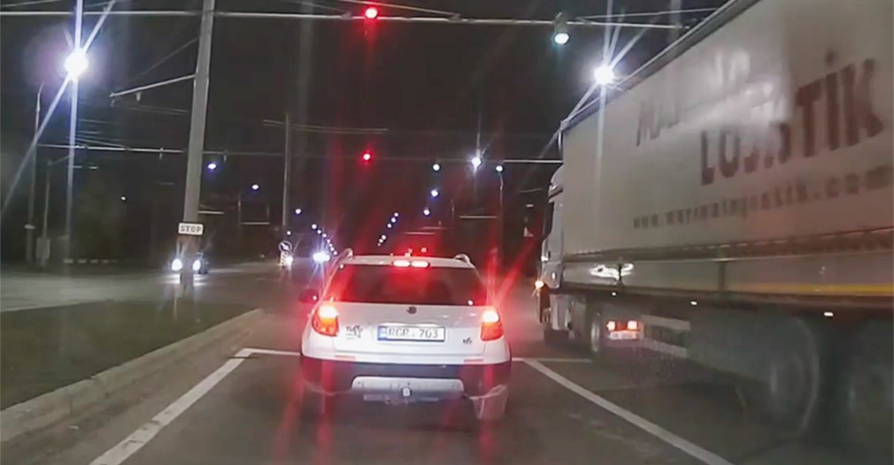 VIDEO Atenția unui șofer de camion a salvat un pieton de la moarte sigură