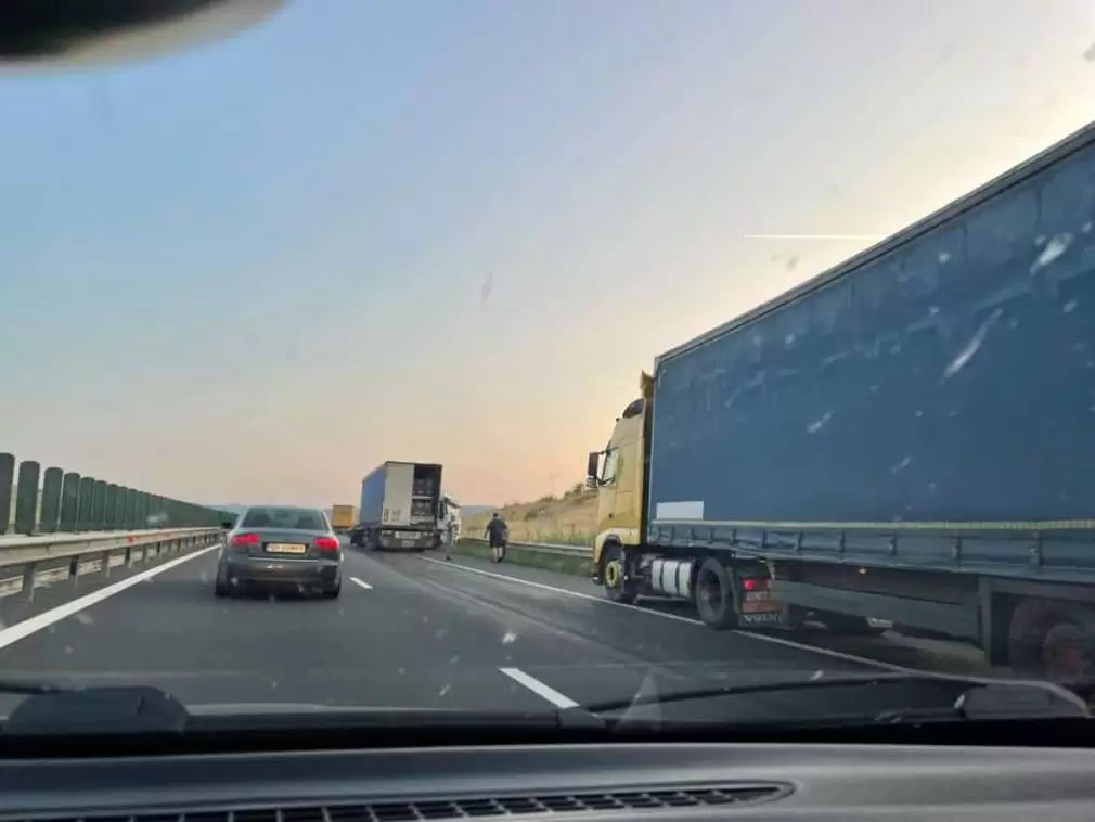 Accident pe A1: Un camion a intrat violent într-un parapet