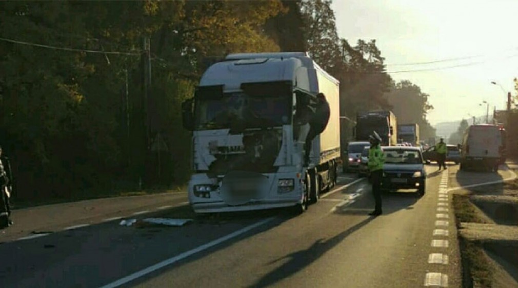 Grav accident în Argeș între două camioane