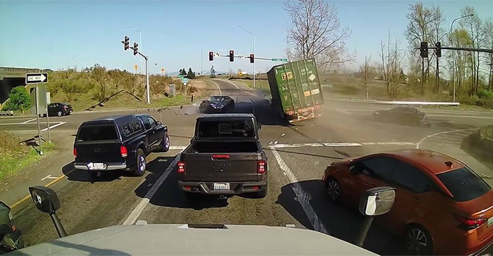 VIDEO Un camion rămas fără frâne a pătruns în intersecție. Cabina a ajuns în copac